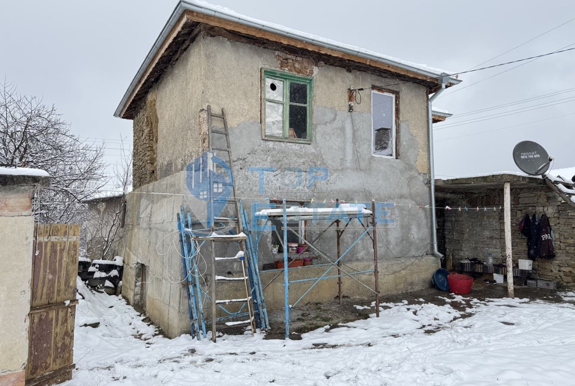 Двуетажна къща с голям двор в с. Скалско, област Габрово. - 0