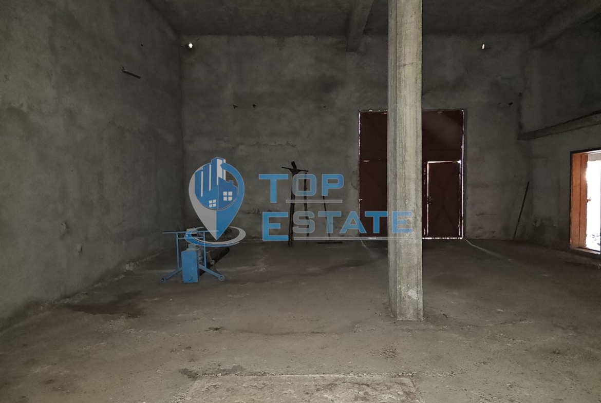 Тухлена промишлена сграда с ток и вода в с. Алеково, област Велико Търново - 0