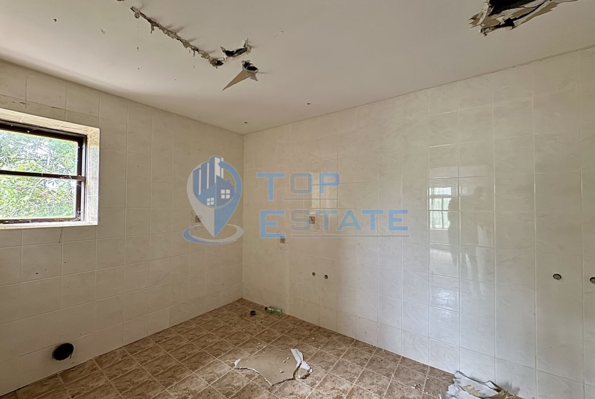 Двуетажна тухлена къща с допълнителни постройки и голям двор в село Караиванца, област Габрово. - 0