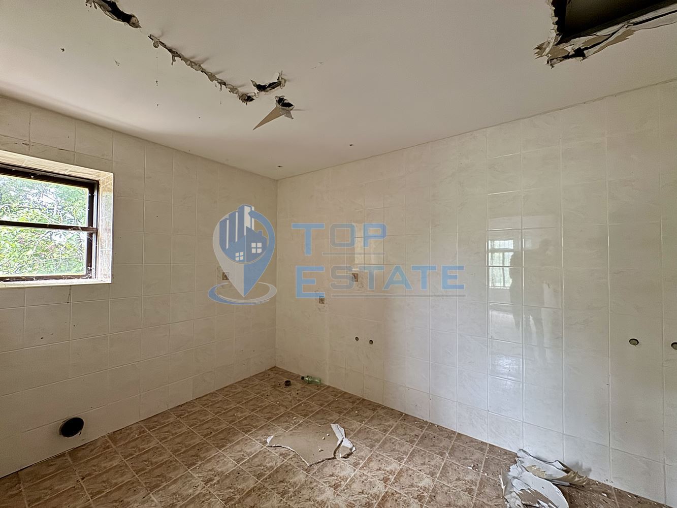 Двуетажна тухлена къща с допълнителни постройки и голям двор в село Караиванца, област Габрово. - 0