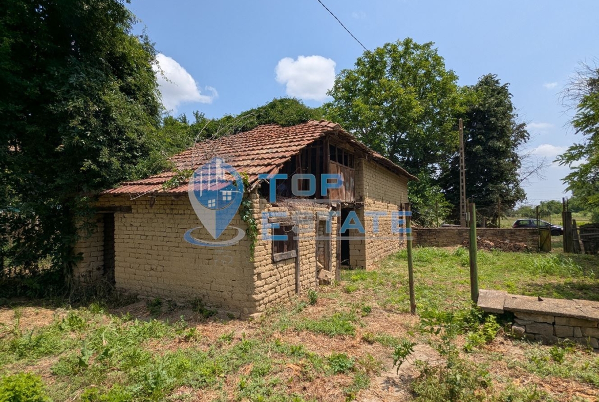 Двуетажна тухлена къща разположена в село Стамболово, община Павликени, област Велико Търново - 0