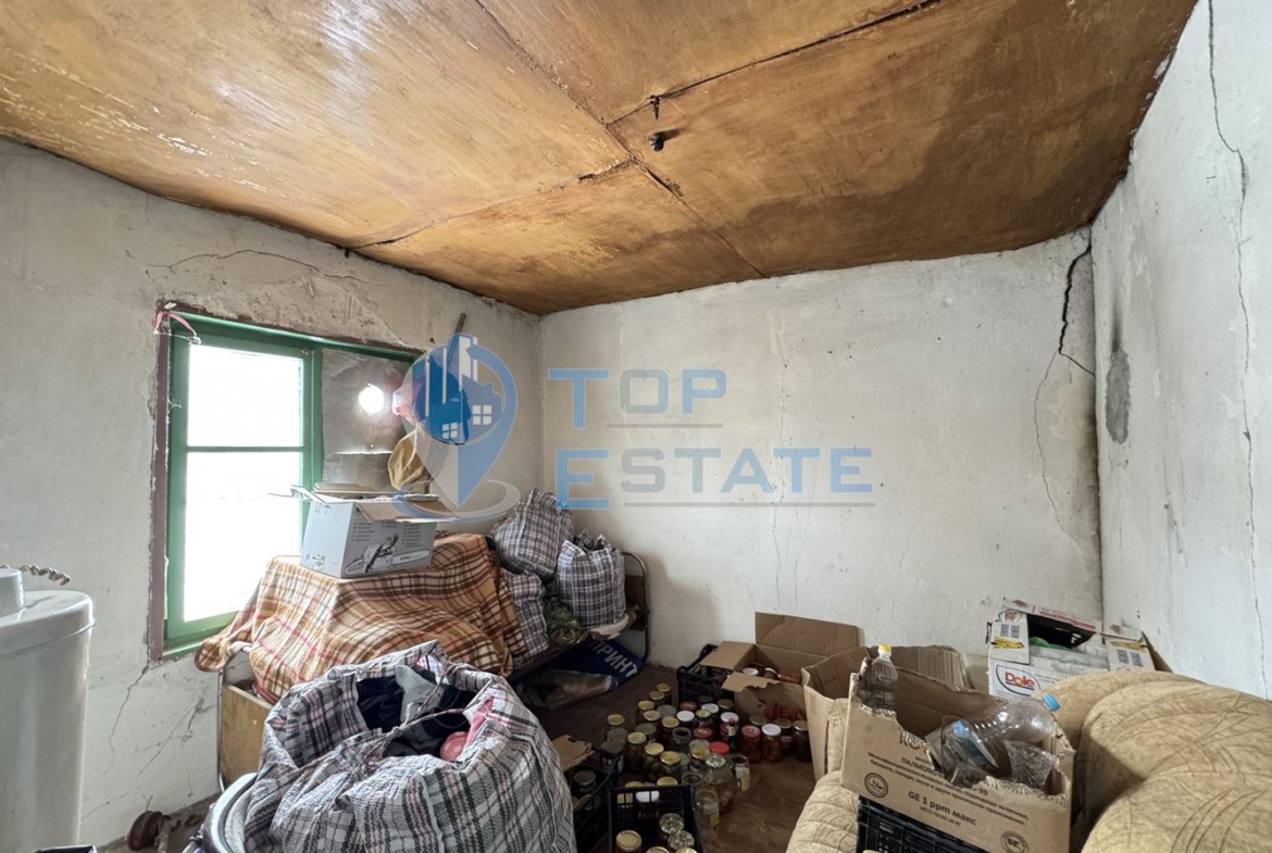 Двуетажна къща с голям двор в с. Скалско, област Габрово. - 0