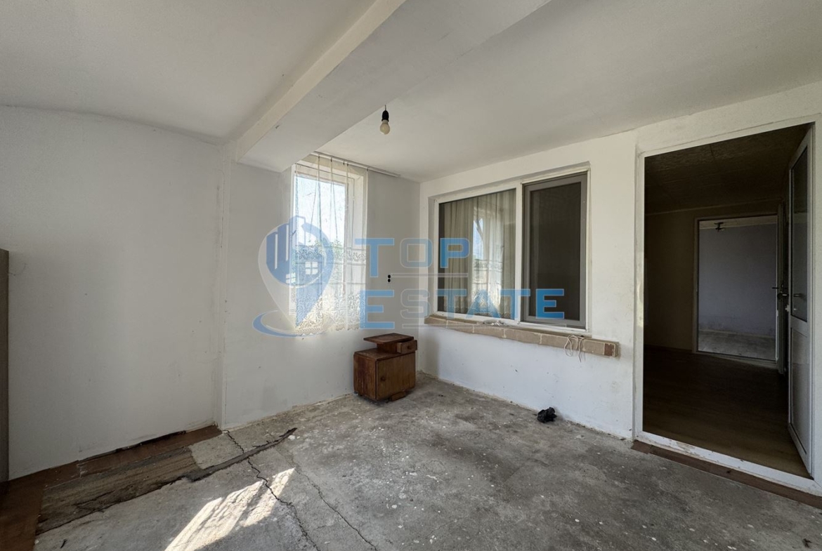 Тухлена къща с кладенец и стопански постройки в село Драганово, област Велико Търново - 0