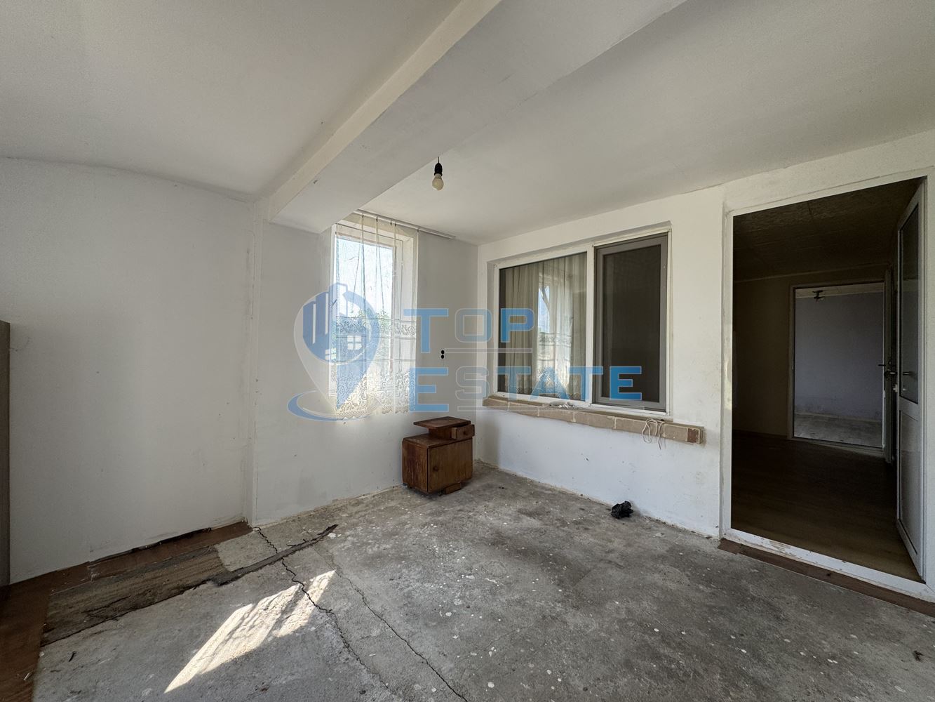 Тухлена къща с кладенец и стопански постройки в село Драганово, област Велико Търново - 0