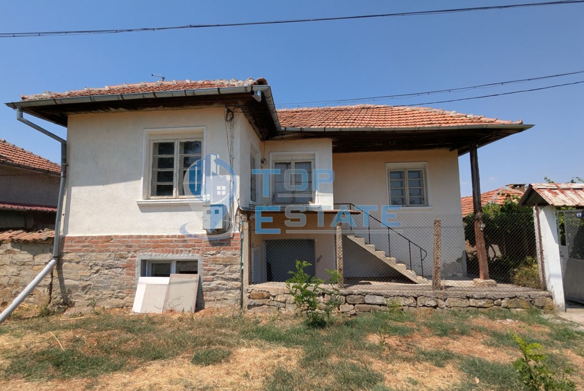 Двуетажна тухлена къща в село Драгижево, област Велико Търново - 0