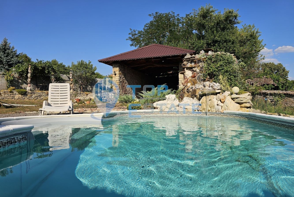 Двуетажна къща на груб строеж с втора къща и басейн с панорама в село Леденик - 0