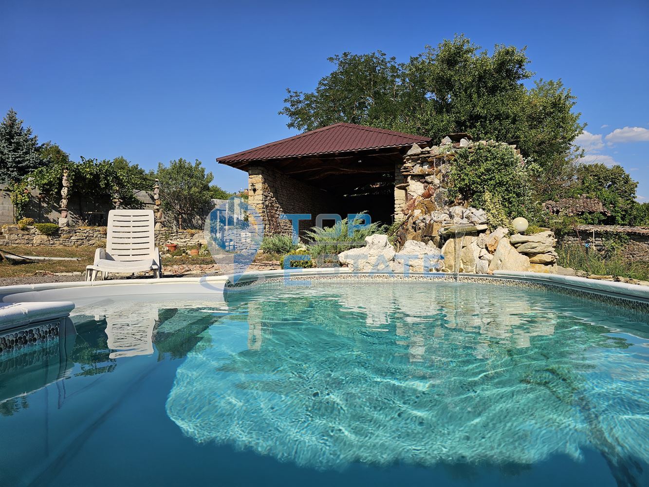 Двуетажна къща на груб строеж с втора къща и басейн с панорама в село Леденик - 0