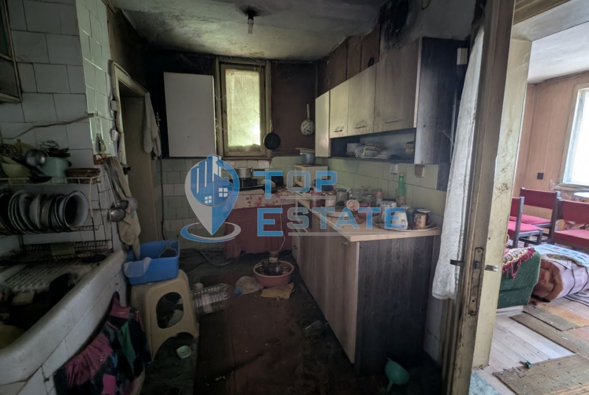 Тухлена къща на тиха и спокойна улица в село Поликраище, област Велико Търново - 0