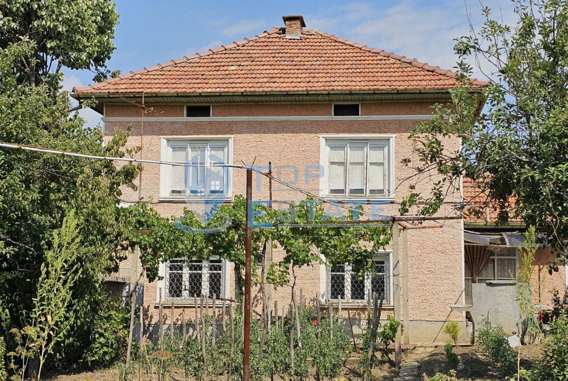 Двуетажна тухлена къща с гараж и голям двор в село Добромирка - 0