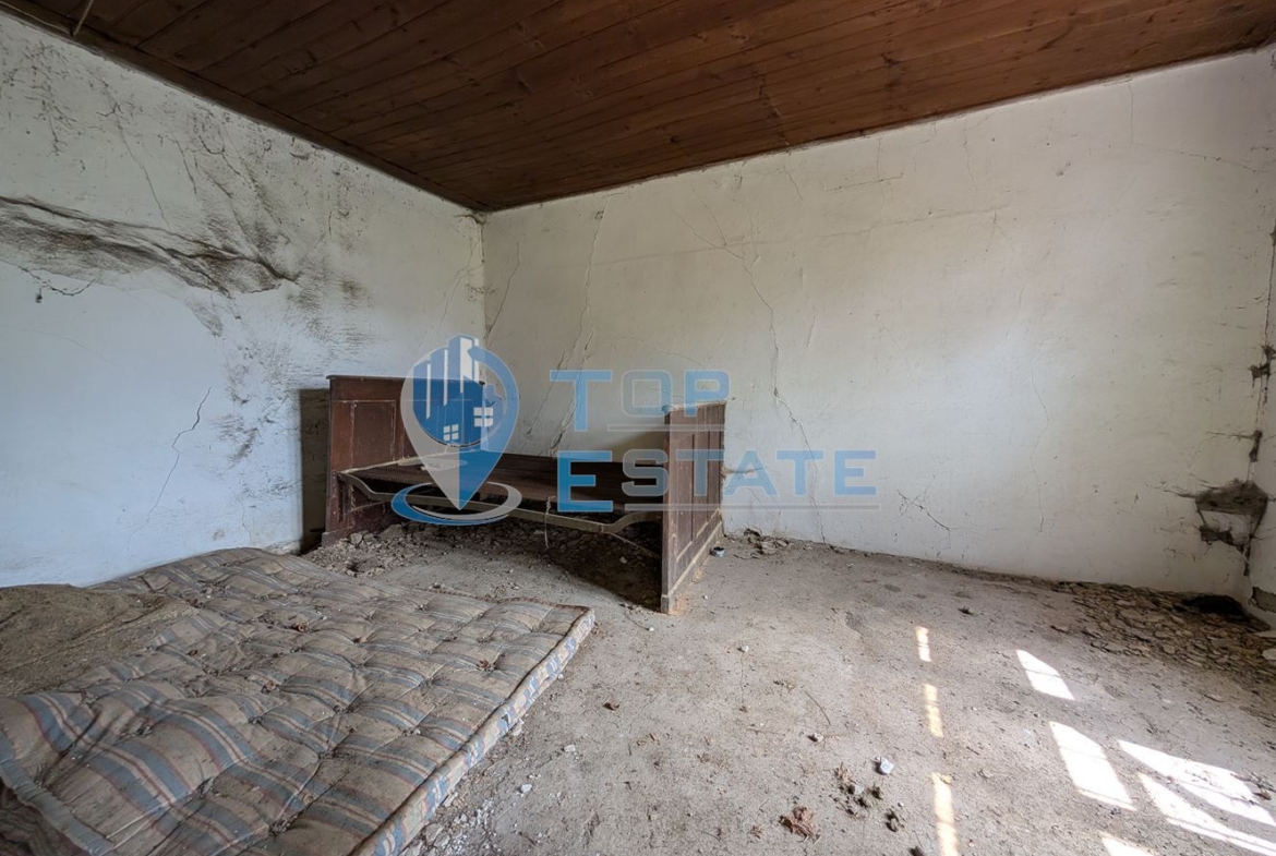 Двуетажна къща с голям двор и кладенец в село Иванча - 0