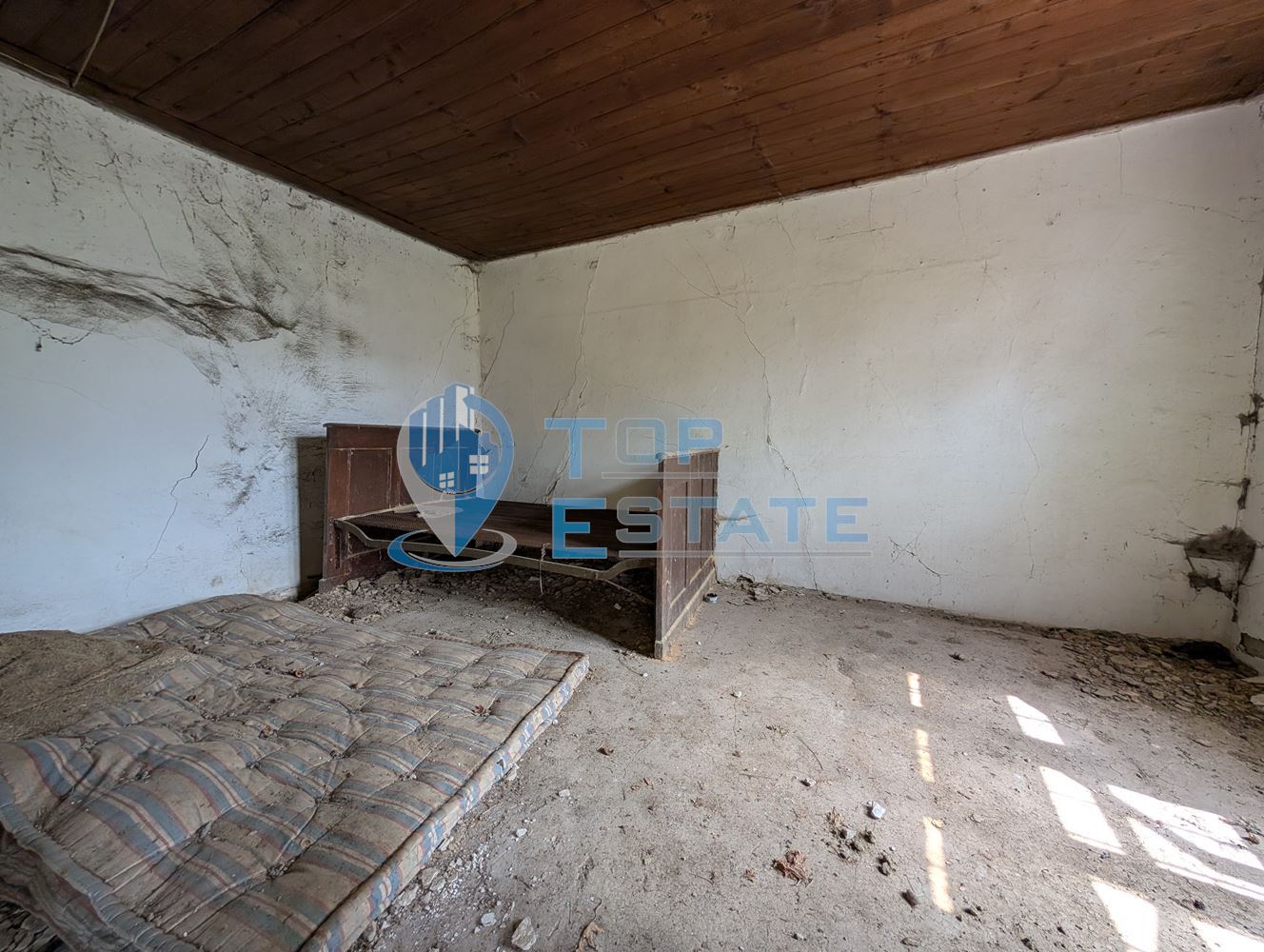 Двуетажна къща с голям двор и кладенец в село Иванча - 0