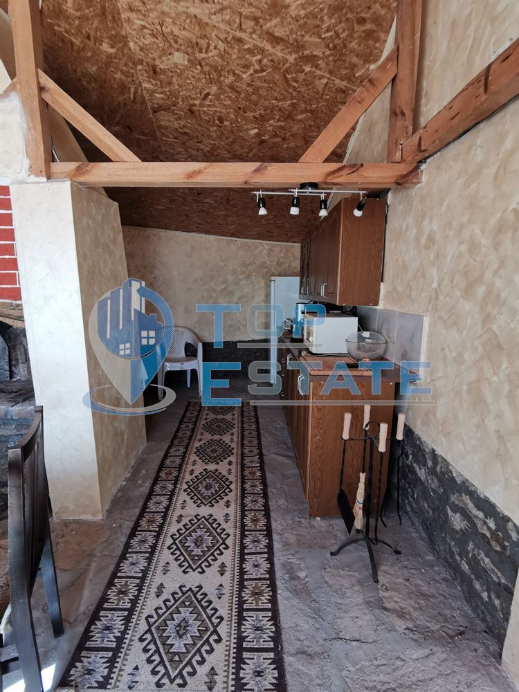 Двуетажна тухлена къща с голям двор в село Михалци област Велико Търново - 0