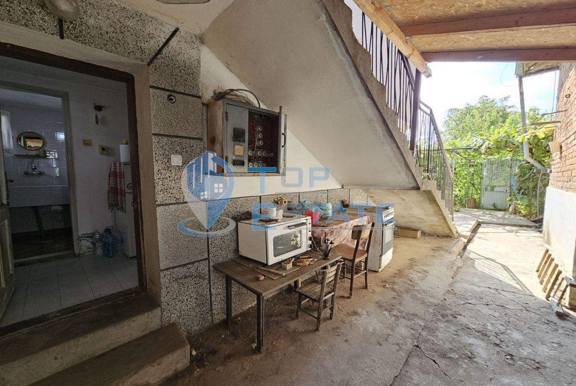 Монолитна двуетажна къща с втора къща в един двор в село Ново Градище, област Велико Търново - 0