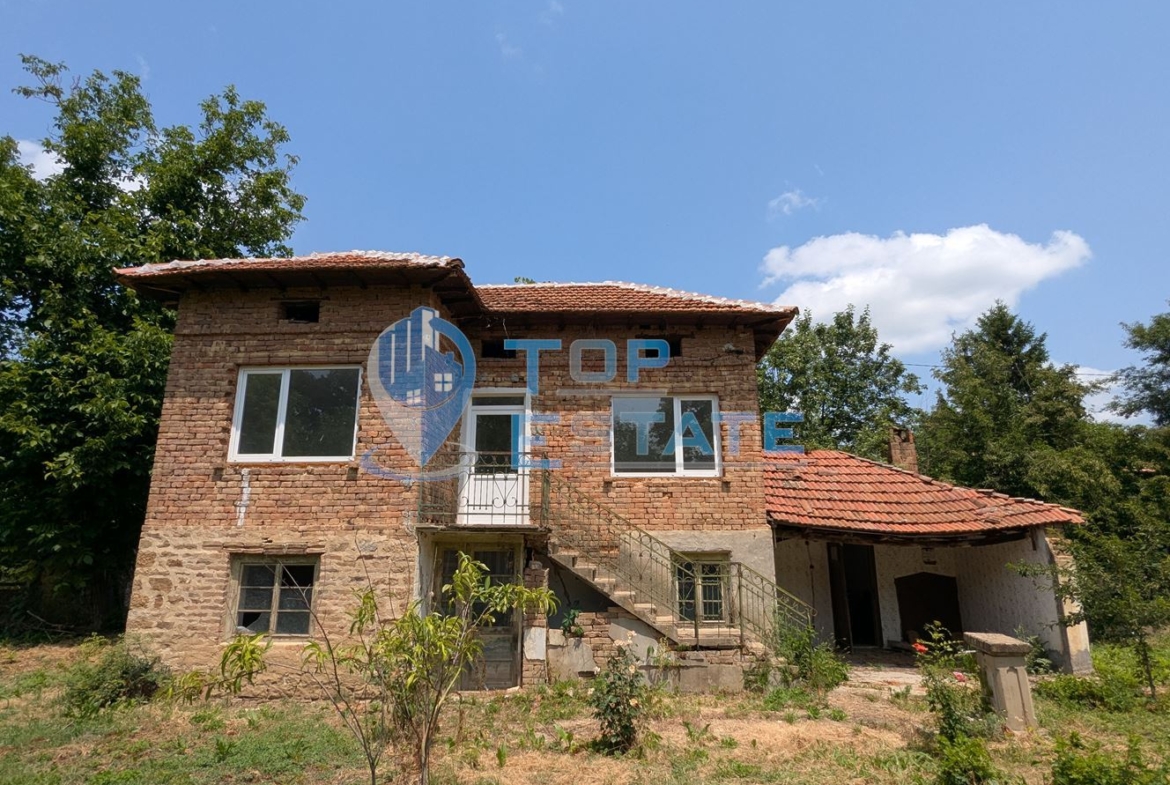 Двуетажна тухлена къща разположена в село Стамболово, община Павликени, област Велико Търново - 0