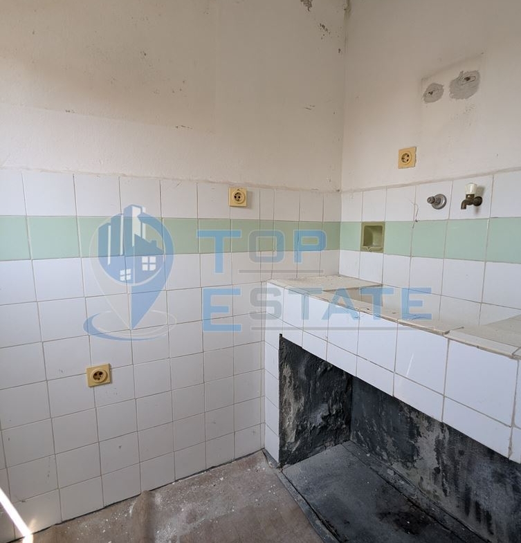 Двуетажна тухлена къща в село Драгижево, област Велико Търново - 0