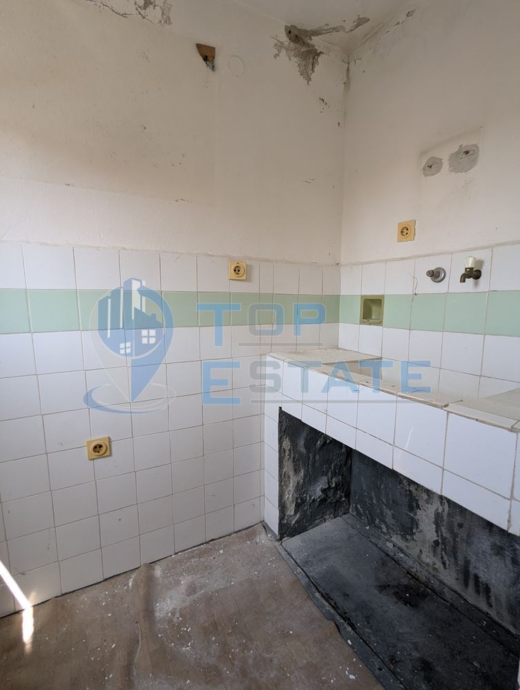 Двуетажна тухлена къща в село Драгижево, област Велико Търново - 0