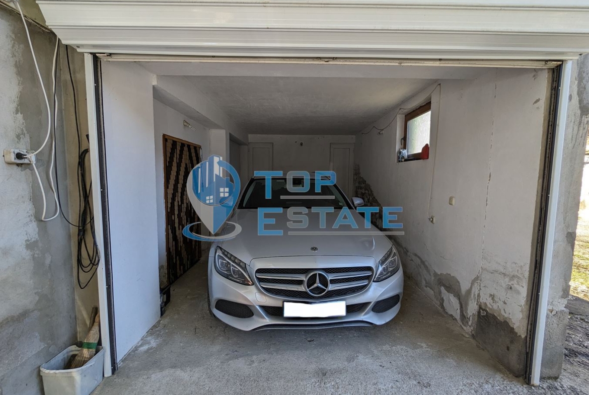 Двуетажна масивна къща с изолация, шест спални и гараж в близост до град Трявна - 0