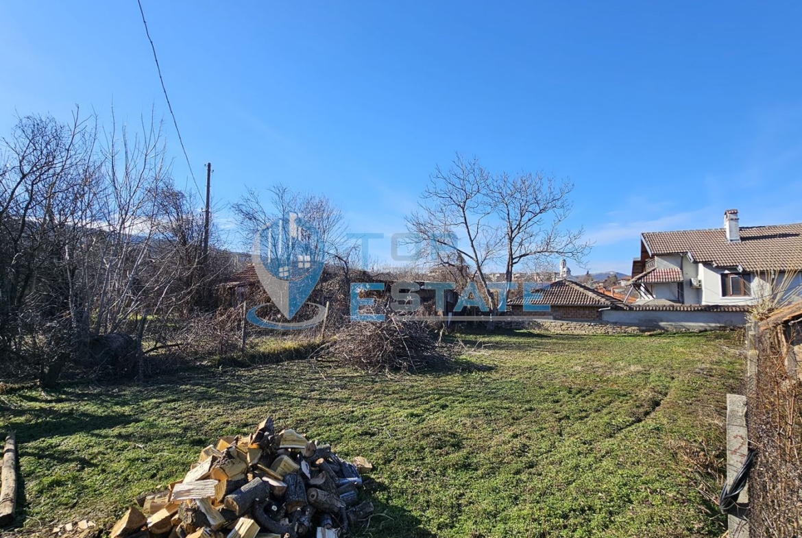 Парцел с правилна форма в регулация в централната част на гр. Лясковец, област Велико Търново - 0
