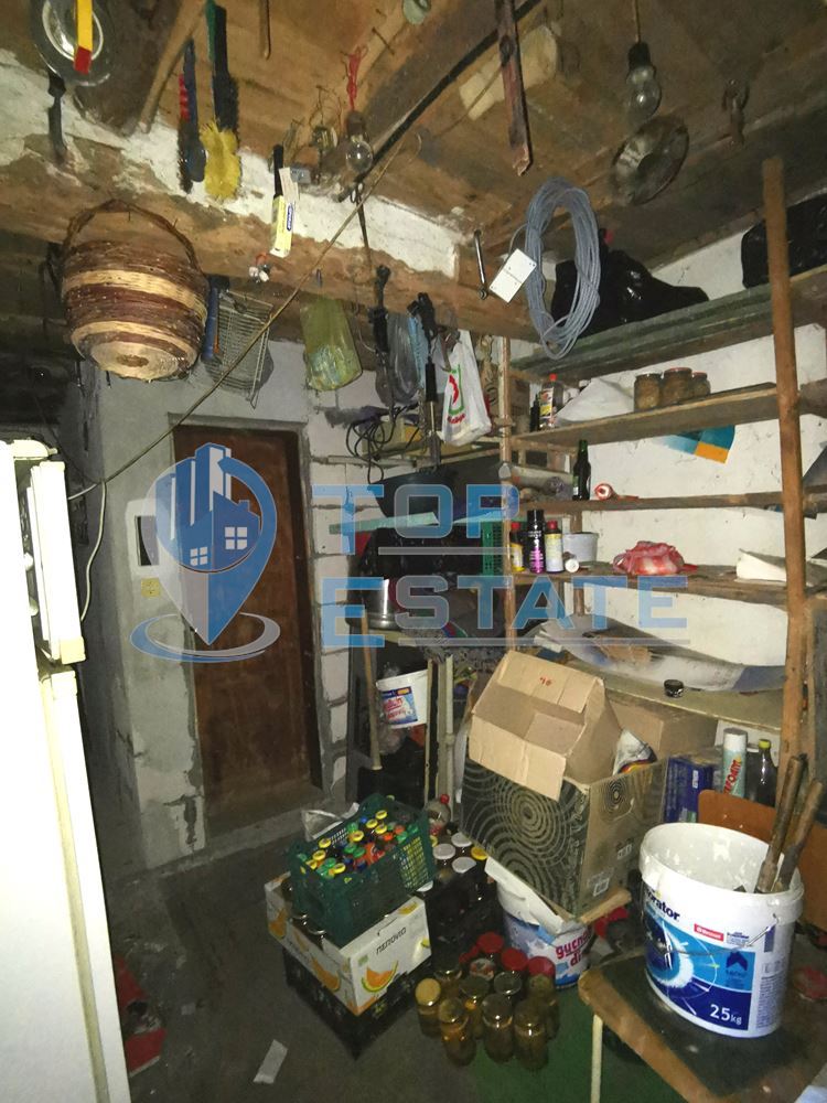 Двуетажна тухлена къща с вътрешна баня с тоалетна в с. Дъскот-0 Двуетажна тухлена къща с вътрешна баня с тоалетна в с. Дъскот - 0