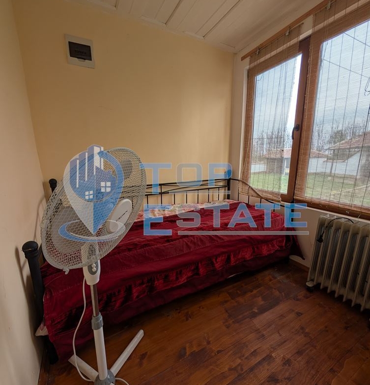 Двуетажна къща с голям двор и кладенец в село Ресен - 0