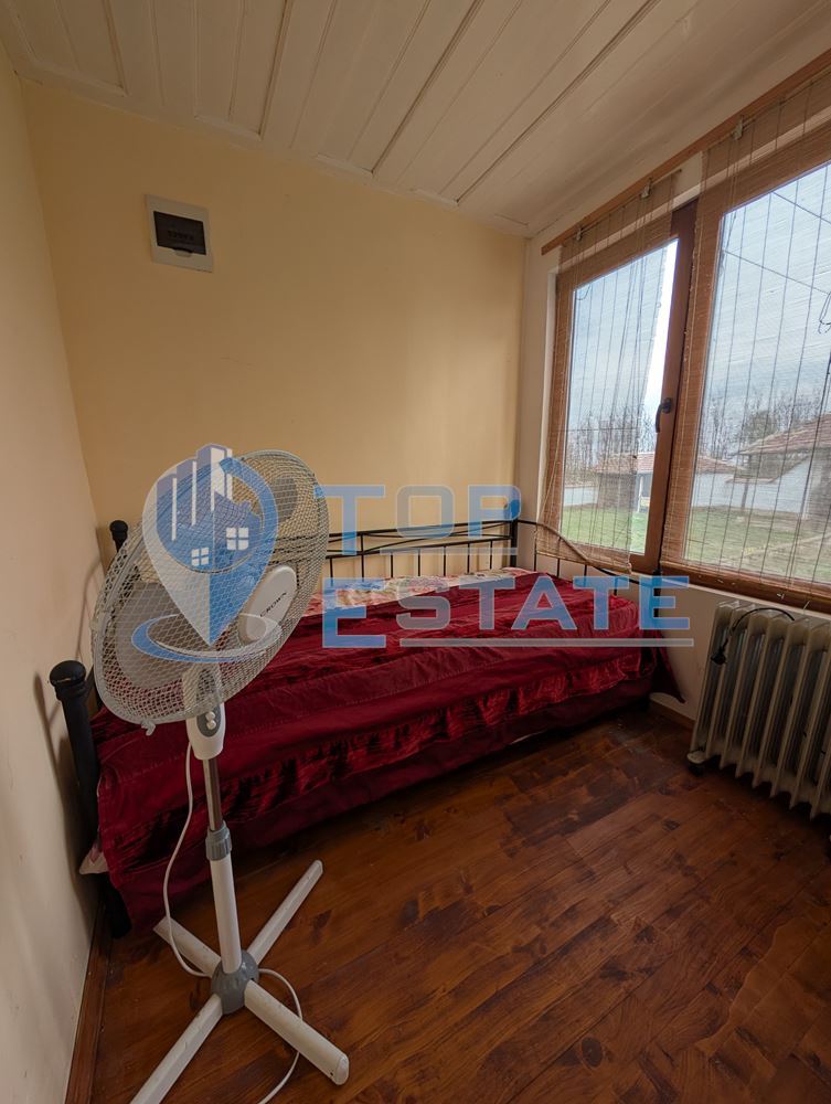 Двуетажна къща с голям двор и кладенец в село Ресен - 0