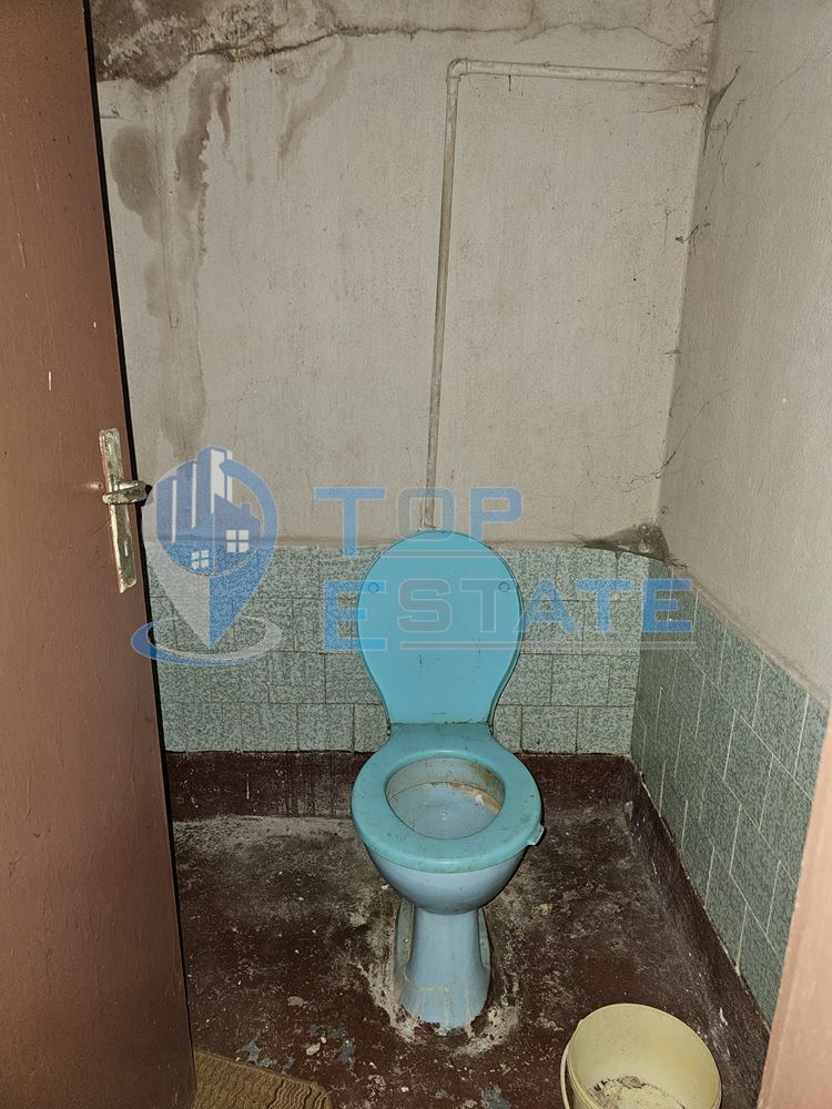 Тухлена къща с вътрешна тоалетна и голям двор в село Драгомирово, община Свищов - 0