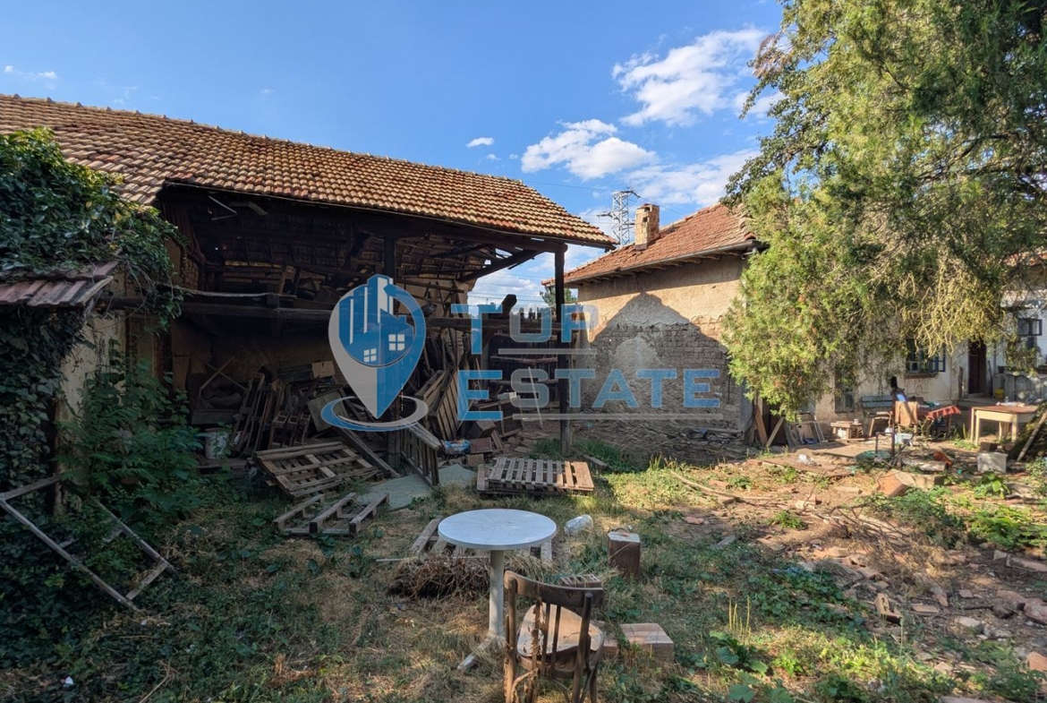 Двуетажна тухлена къща с голям двор в село Поликраище, област Велико Търново - 0