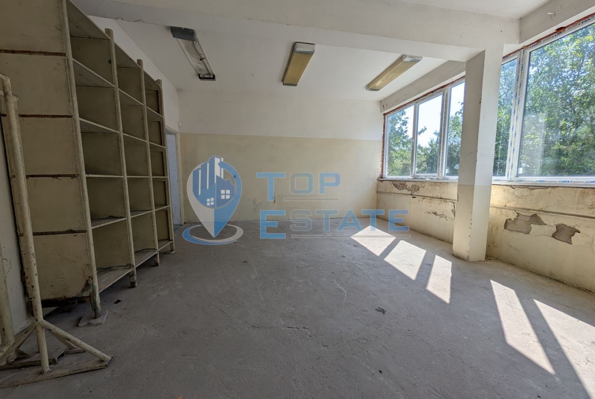 Търговска сграда в центъра на село Самоводене - 0