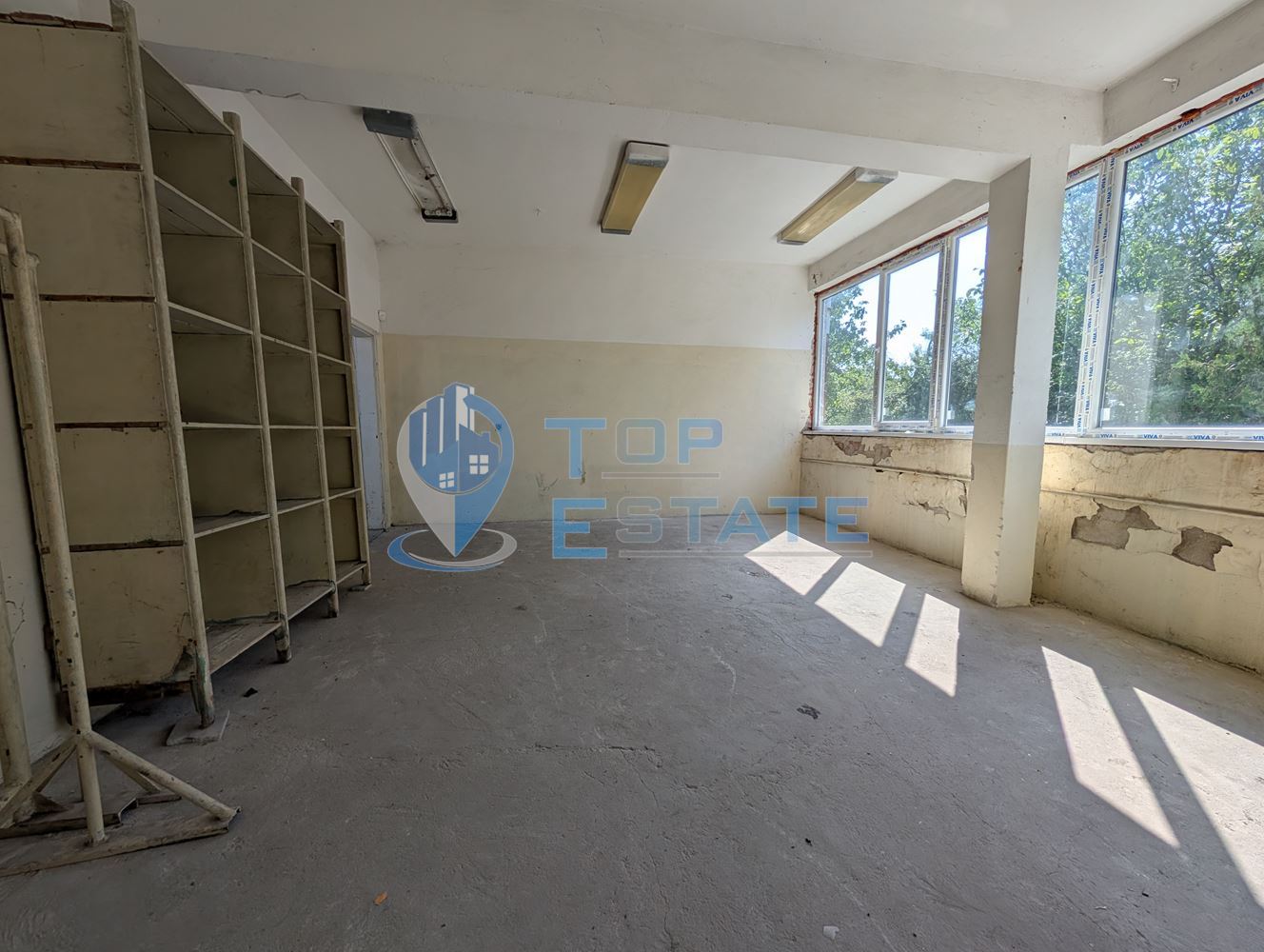 Търговска сграда в центъра на село Самоводене - 0