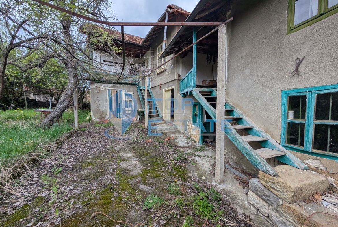 Двуетажна старинна къща с кладенец в село Малки Вършец - 0