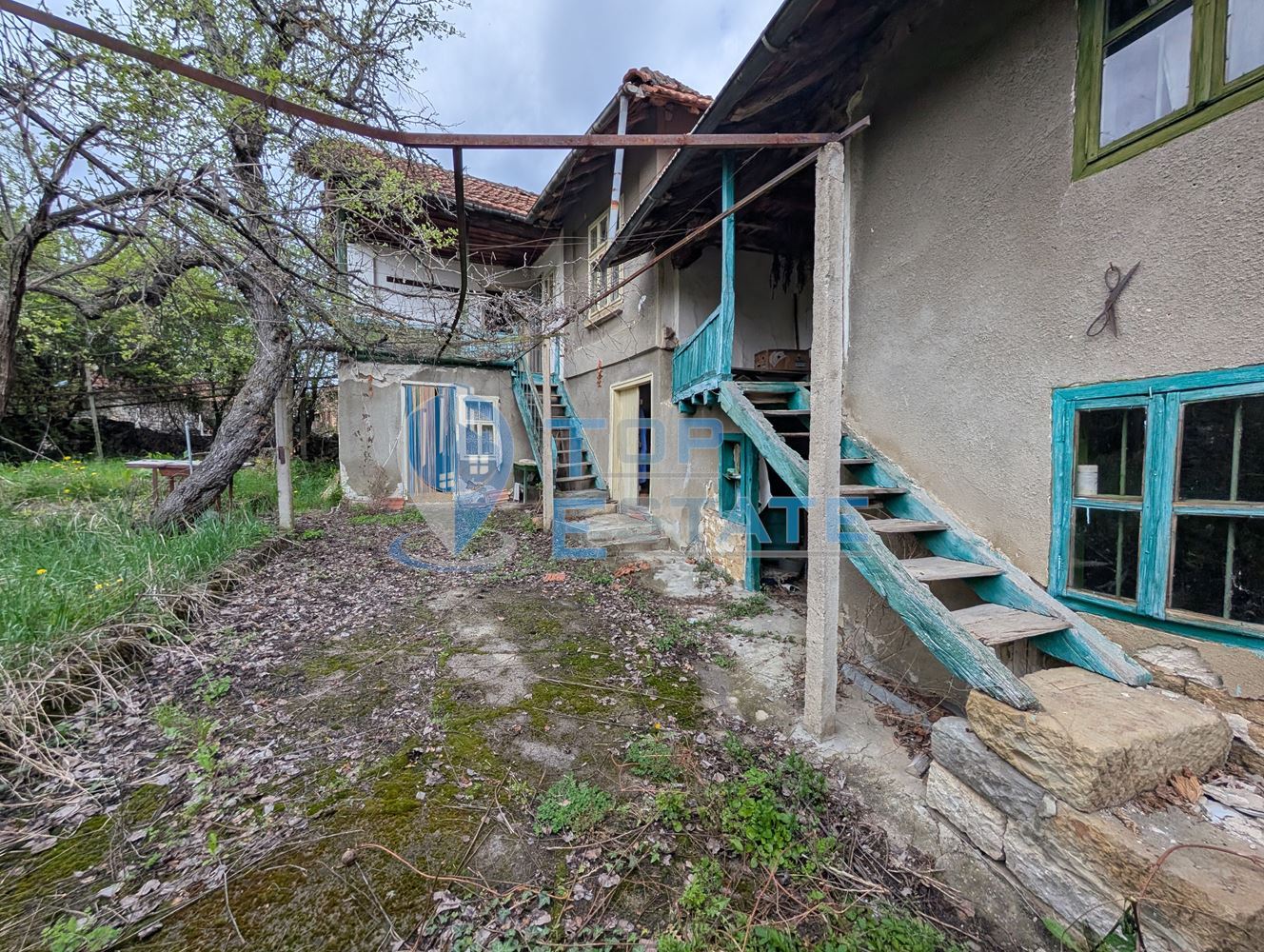 Двуетажна старинна къща с кладенец в село Малки Вършец - 0