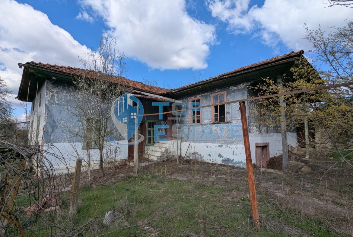 Къща с голям двор и кладенец в село Благоево, област Велико Търново - 0