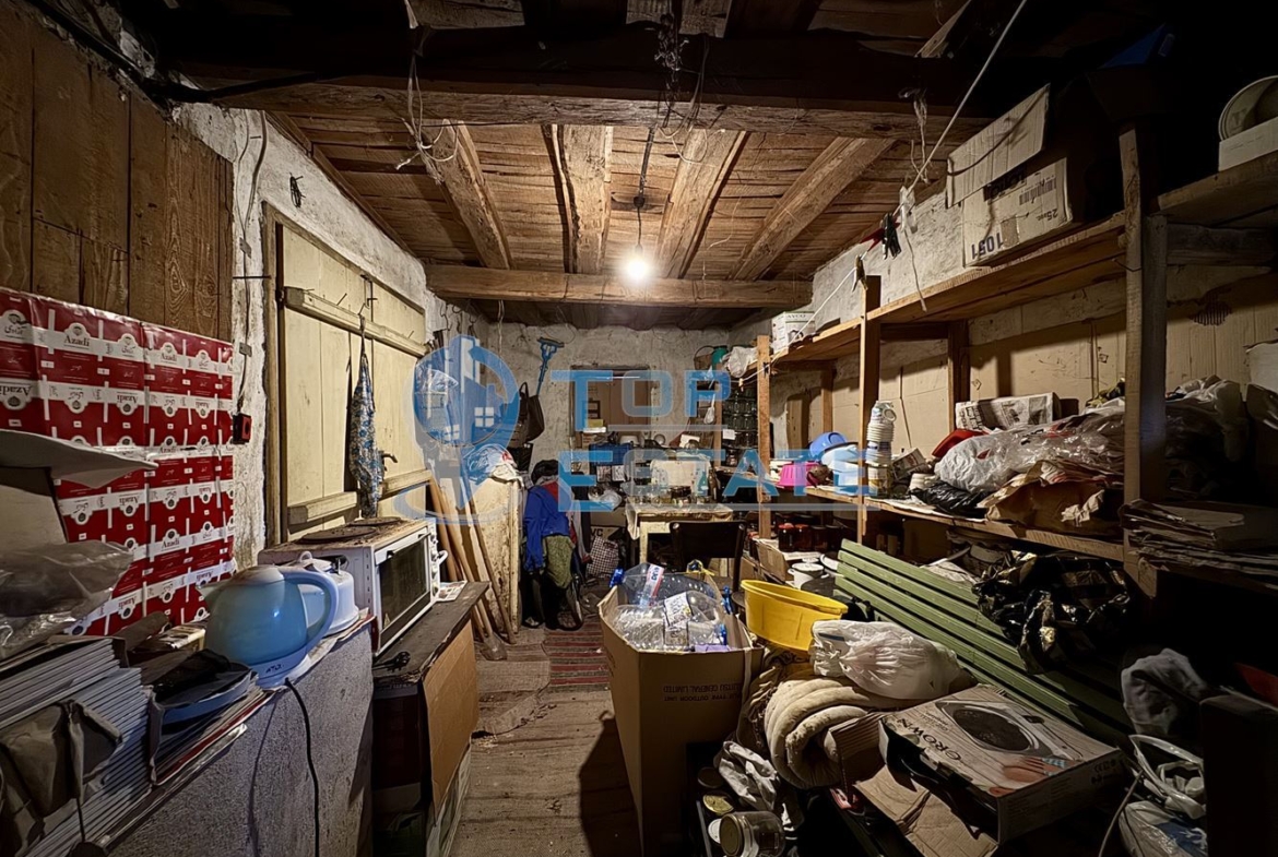 Двуетажна къща с кладенец и голям двор в село Ресен, област Велико Търново - 0