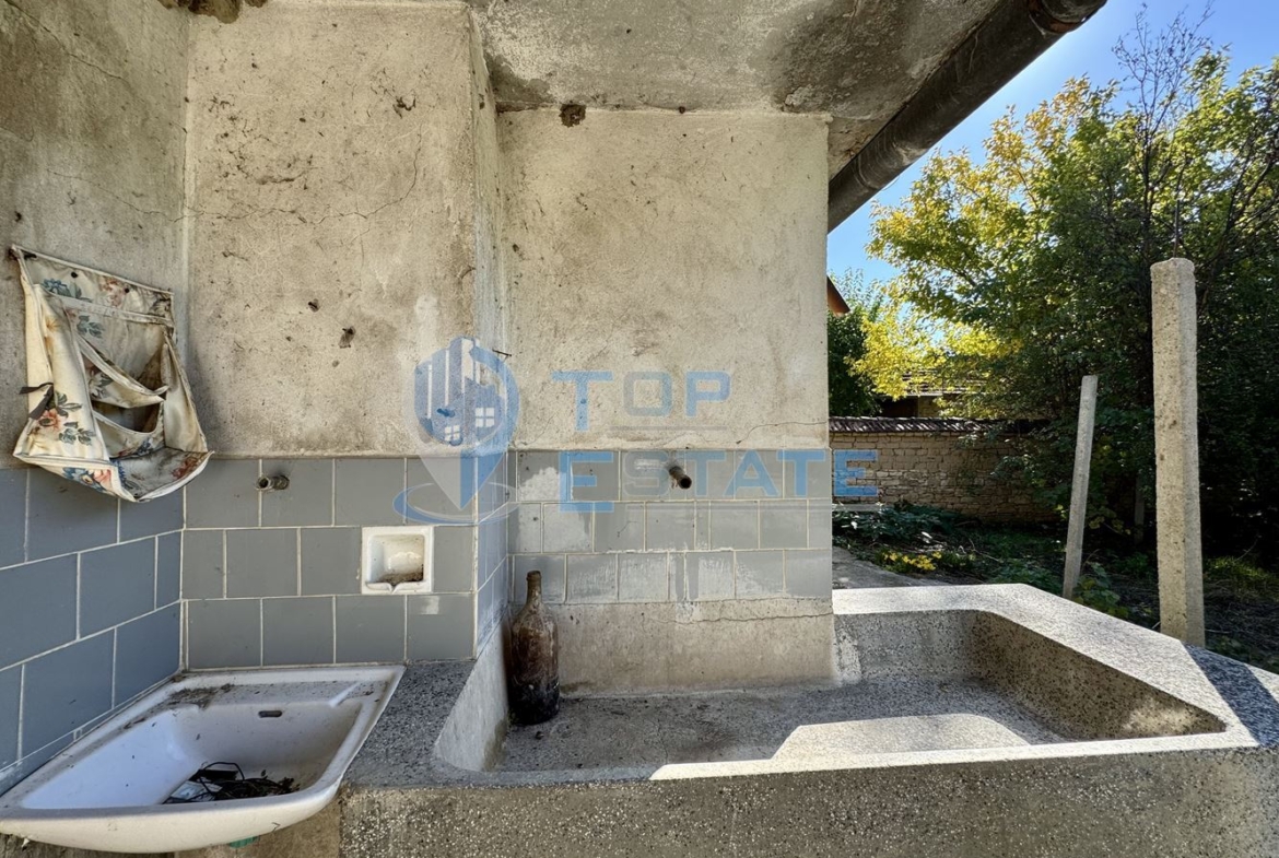 Двуетажна тухлена къща с кладенец и гараж в село Водолей, област Велико Търново - 0