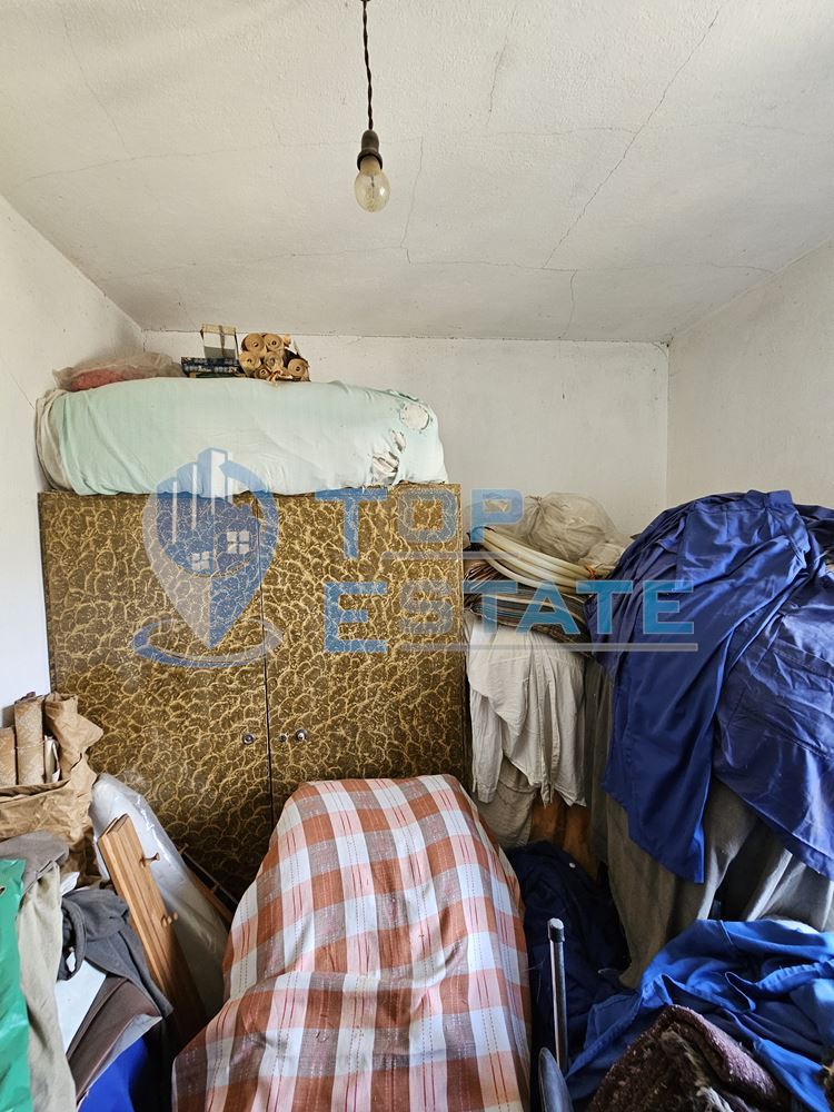 Двуетажна тухлена къща с гараж и голям двор в село Добромирка - 0