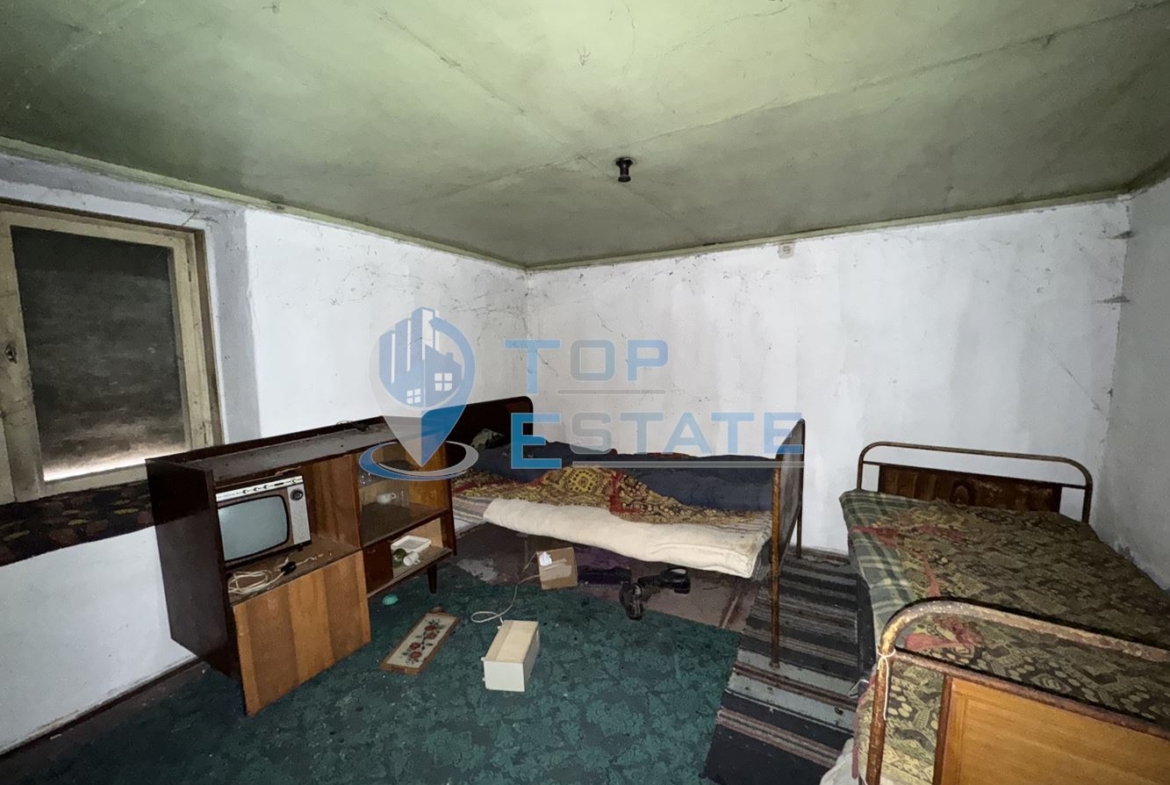 Двуетажна къща с кладенец и стопанска постройка в село Николаево, област Велико Търново - 0