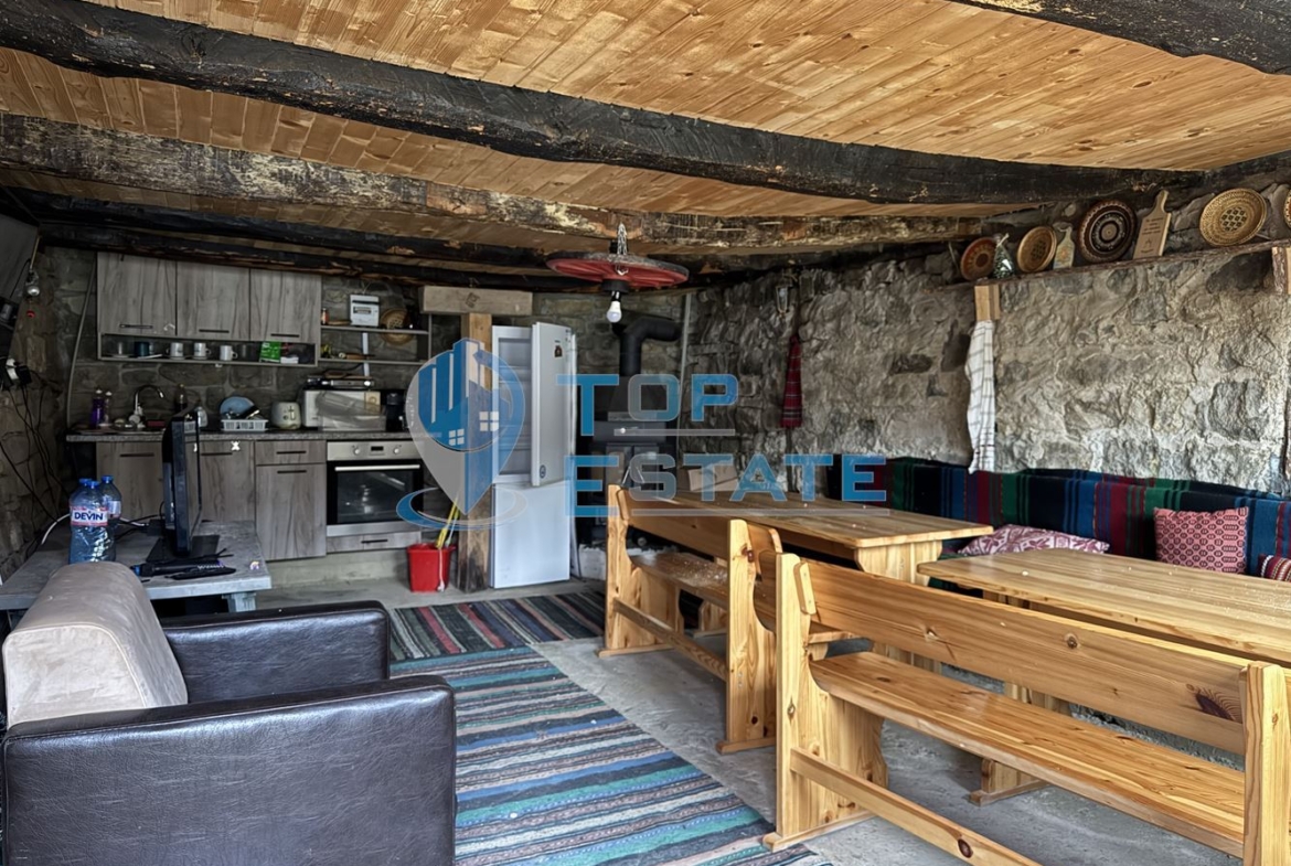 Двуетажна къща с панорамна гледка в гр. Елена, област Велико Търново - 0