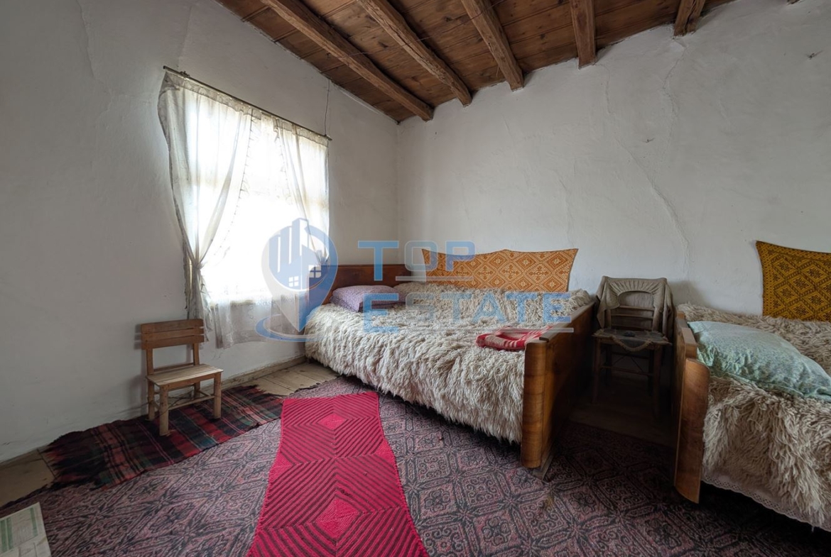 Двуетажна старинна къща с кладенец в село Малки Вършец - 0