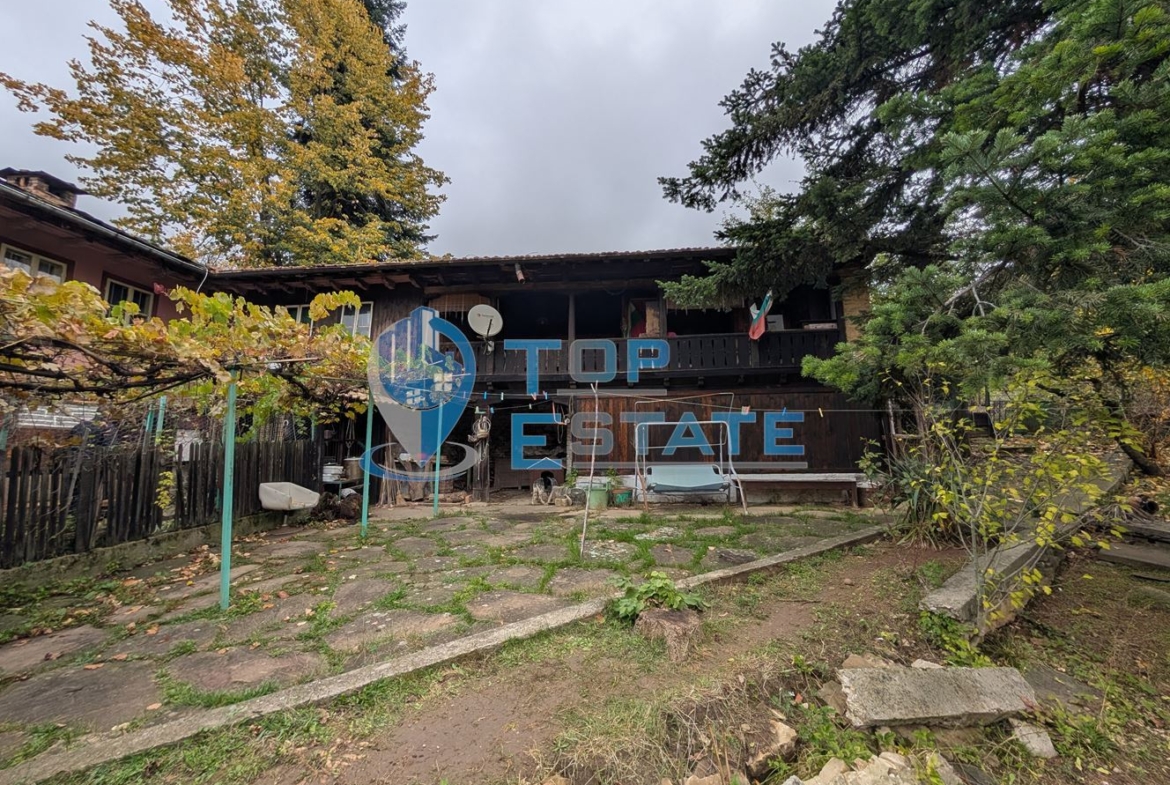 Двуетажна автентична къща с голям двор в село Лесичарка - 0