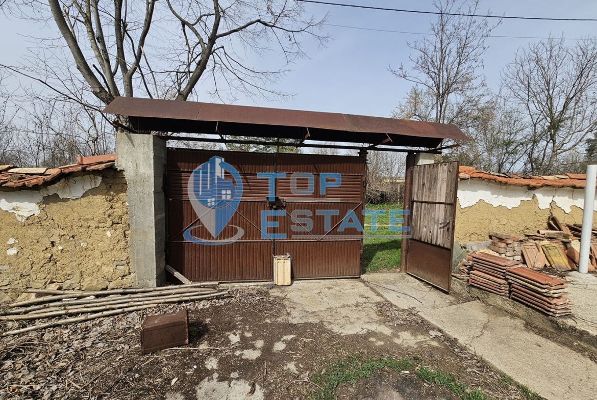 Двуетажна къща с голям двор в село Върбица, област Велико Търново - 0