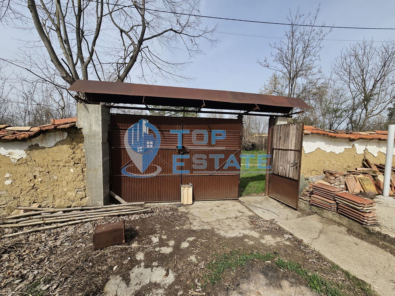 Двуетажна къща с голям двор в село Върбица, област Велико Търново - 0