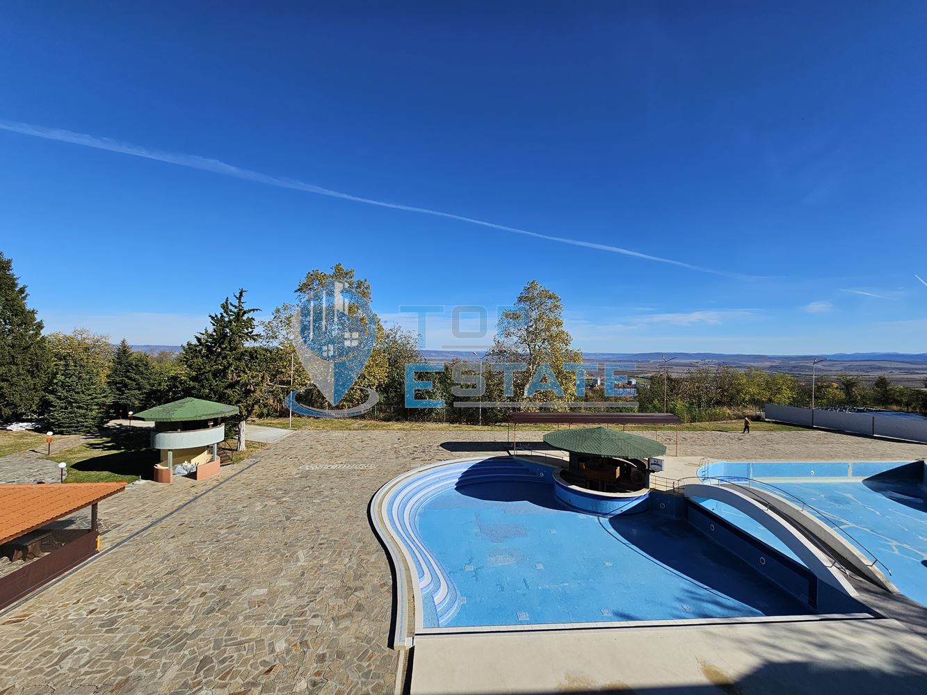 Хотел с три басейна и прекрасна панорама над гр. Лясковец-0 Хотел с три басейна и прекрасна панорама над гр. Лясковец - 0