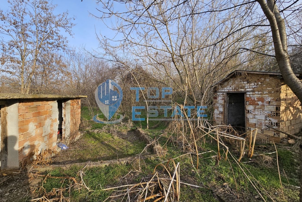 Двуетажна тухлена къща с голям двор в село Козловец, община Свищов - 0