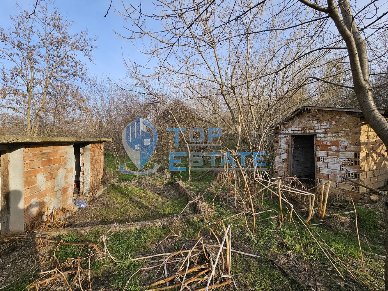 Двуетажна тухлена къща с голям двор в село Козловец, община Свищов - 0