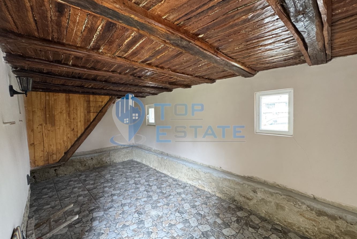 Къща с кладенец и допълнителна постройка в село Пчелище, област Велико Търново - 0