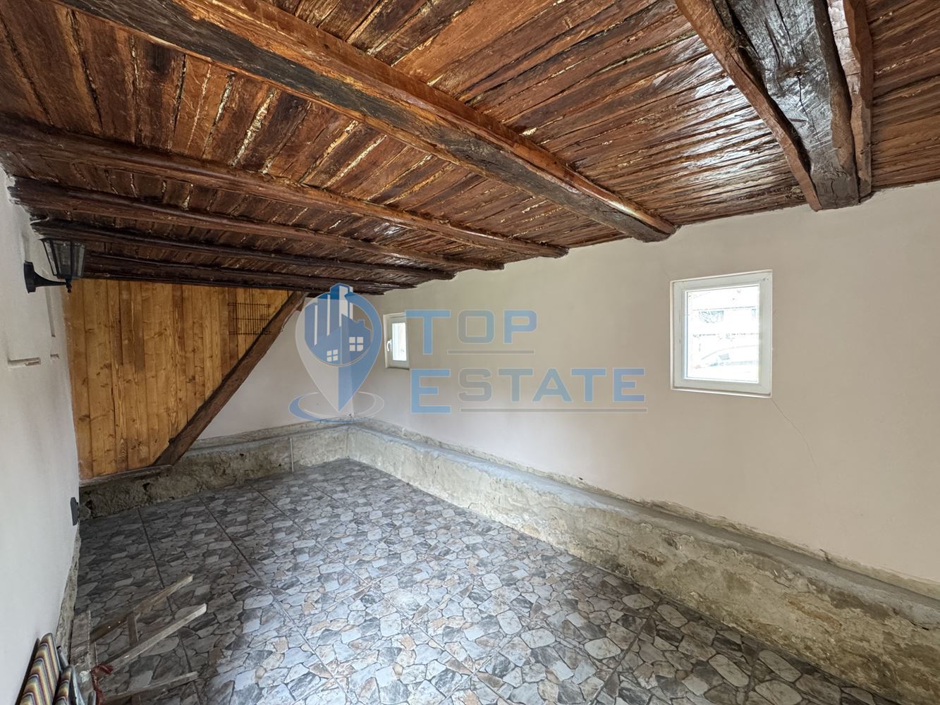 Къща с кладенец и допълнителна постройка в село Пчелище, област Велико Търново - 0