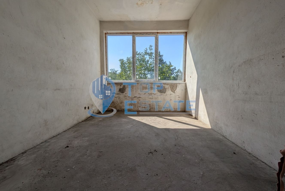 Търговска сграда в центъра на село Самоводене - 0