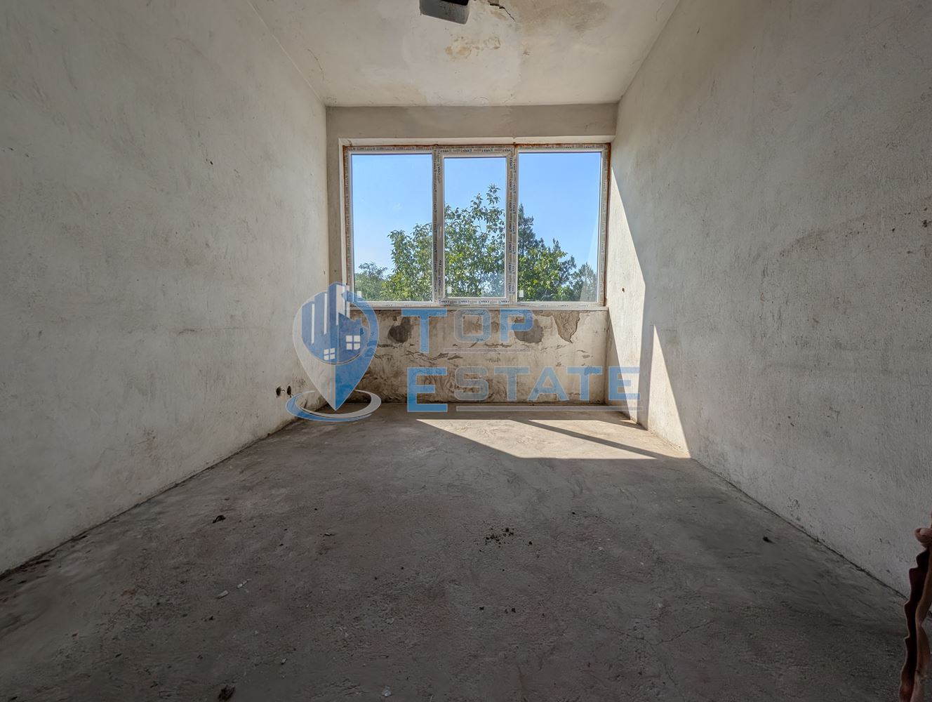 Търговска сграда в центъра на село Самоводене - 0