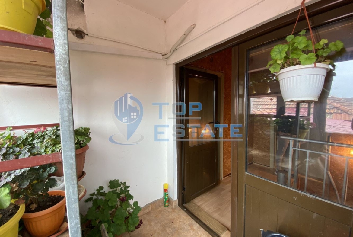 Двуетажна тухлена къща с голям двор и гараж в село Иванча, област Велико Търново - 0