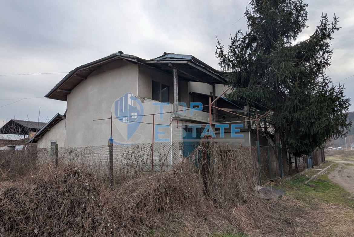 Двуетажна масивна къща в град Стражица, област Велико Търново - 0